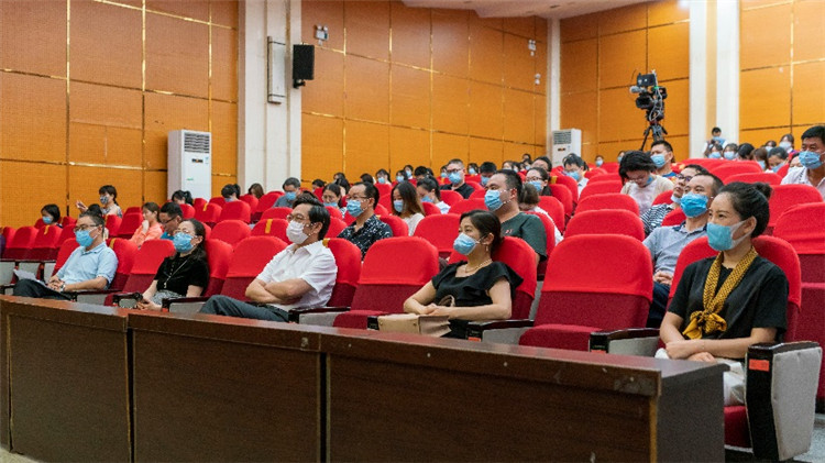 向时代楷模致敬，做新时代奋斗